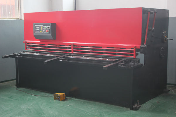 QC12Y-12×2500数控液压摆式剪板机    